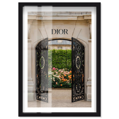 «Elegant Entrance Shadowbox Print», photographie de mode par Notoriart, cadre noir, 16 x 24