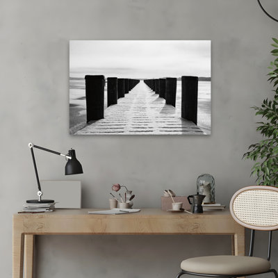 Winter Dock contemporain noir noir et blanc plage blanche