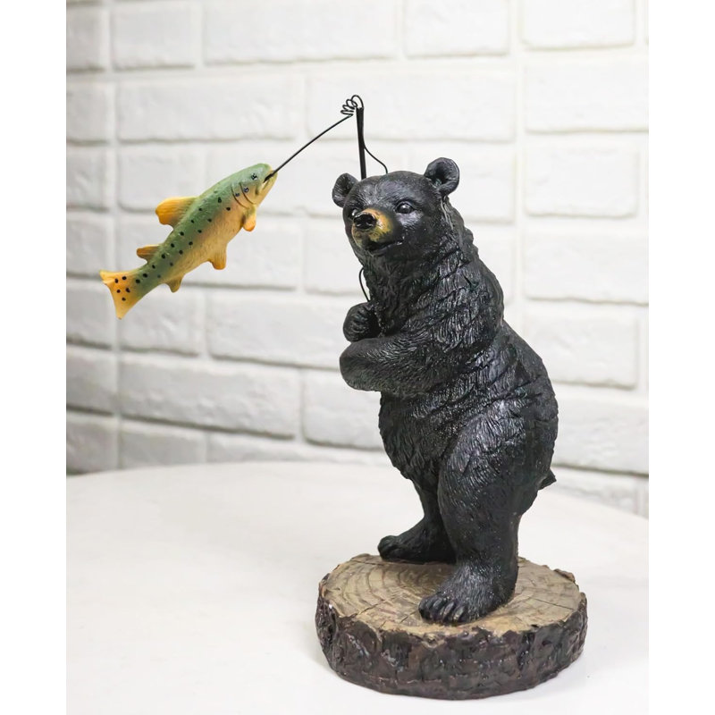 Figurine fantaisiste d'ours noir attrapant l'achigan à grande bouche