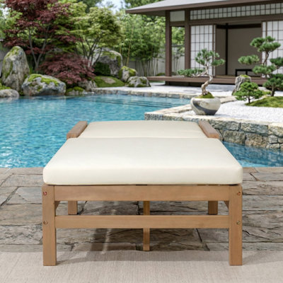 Deux chaises longues de patio en bois massif avec une texture de bois de teck clair, 5 angles réglables, des coussins épaissis pour le confort et un placement facile dans divers espaces extérieurs.