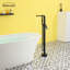 Robinet de baignoire à une poignée et fixation au sol avec douche à main-71368096