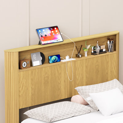 Base de lit grand format avec tête de lit, station de charge intégrée, conception à lignes courbes ondulées, fonctionnement silencieux, support en métal, naturel
