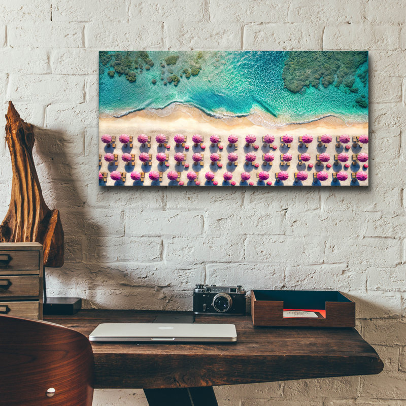  «Sandy Beach and Pink Umbrellas» par Rey Klimt, art mural en verre acrylique, 24 po x 12 po