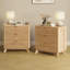 Ensemble de chambre à coucher 4 pièces : une commode à 5 tiroirs, une commode à 7 tiroirs et deux tables de chevet à 3 tiroirs.-133694133-133694134
