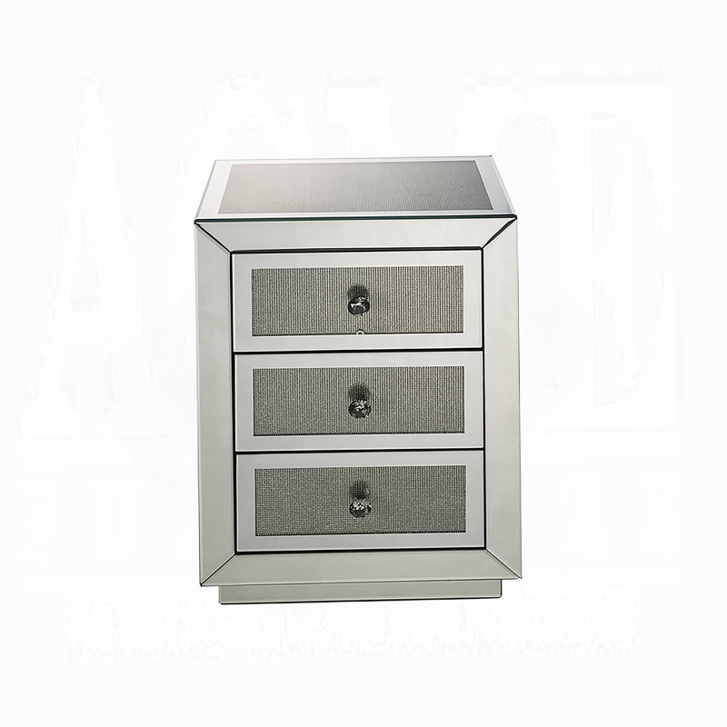 Table de chevet glamour à finition miroir avec trois tiroirs, une table d'appoint de mobilier moderne et élégante pour des espaces de vie améliorés