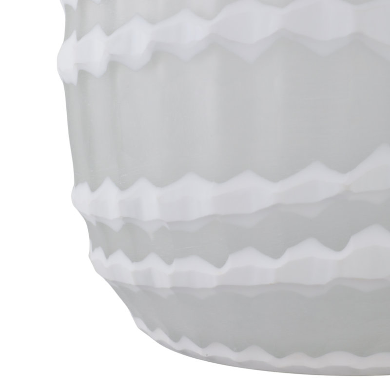 Vase en verre sculpté avec rayures verticales, H 10,5 po x l 11,75 po x P 10,5 po