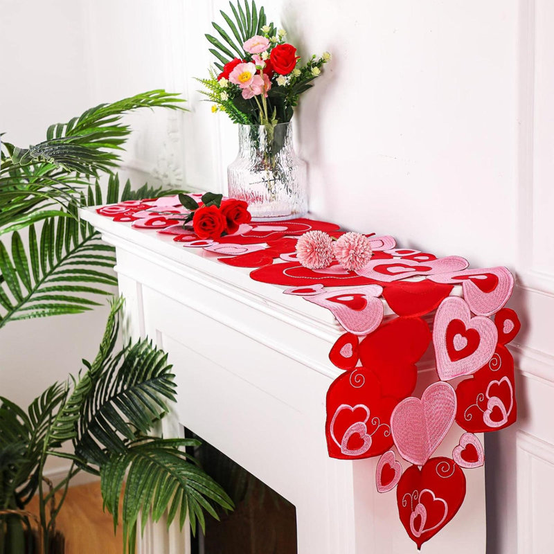 Chemin de table brodé pour la Saint-Valentin Love Heart