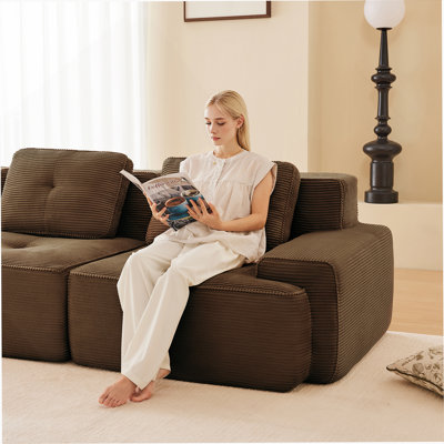 Canapé modulaire moderne modulaire en forme de V à 4 places avec sièges profonds, repose-pieds mobile et revêtement en velours côtelé capitonné pour un confort de salon ultime.