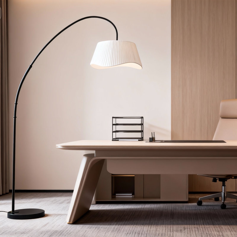 Lampe sur pied arquée moderne minimaliste, abat-jour en tissu à plis irréguliers et base en métal noir robuste