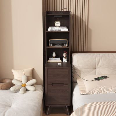 Table de chevet de 47 po de hauteur avec station de charge, table d'appoint étroite avec bibliothèque, table de chevet moderne pour la chambre à coucher, brun