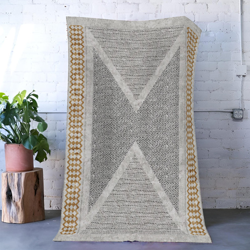 Tapis intérieur / extérieur gris en polypropylène tissé à la machine Kosa, Rectangle 4 pi 8 po x 6 pi 7 po