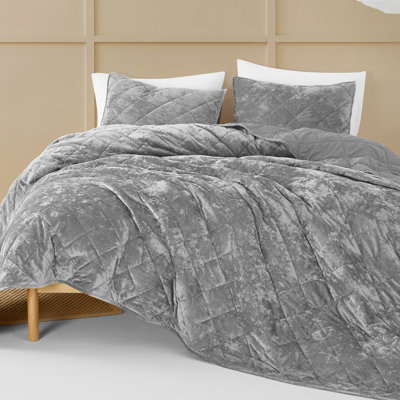 Wonderful Ariyanna Velvet Quilt Set