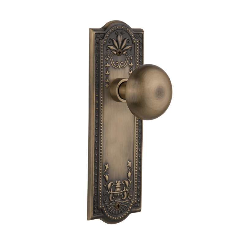 Plaque Meadows avec bouton de porte New York, Laiton antique, 2.75"