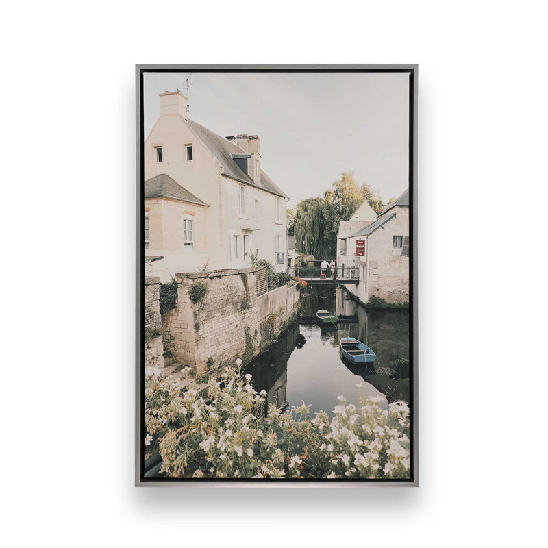 «Serene Village Waterscape», reproduction sur toile tendue, Cadre flottant en chrome poli, H 12,75 po x l 8,75 po x P 1,75 po