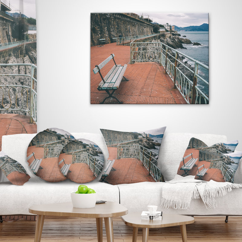 Seating in Genoa Nervi Coast - Coussin décoratif imprimé Sea & Shore, 18 po x 18 po, Carré