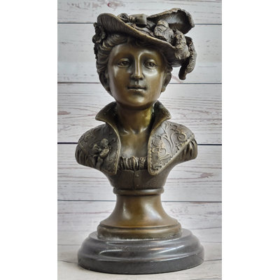 Figurine victorienne de l'ère victorienne au chapeau de plumes