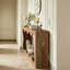 Console 75,6 po en grain de bois naturel avec découpe ondulée, entrée de ferme et table derrière le canapé