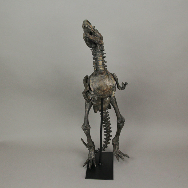 Sculpture en os de fossile de Tyrannosaurus Rex en polyrésine brun vieilli Diyaa avec tiges de métal sur la base - hauteur de 21,75 pouces