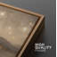 «Golden Night Lake with Mountains and Glowing Lights», reproduction d'art sur toile encadrée dans la chambre principale-130433140-130433143-130433136