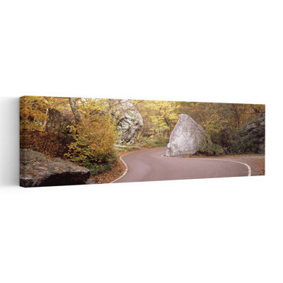 Route incurvée autour d'un gros rocher, Stowe, Lamoille County, Vermont, États-Unis