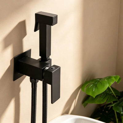 Robinet de bidet mural moderne en laiton noir, à poignée unique, avec réglage de l'eau chaude et froide.