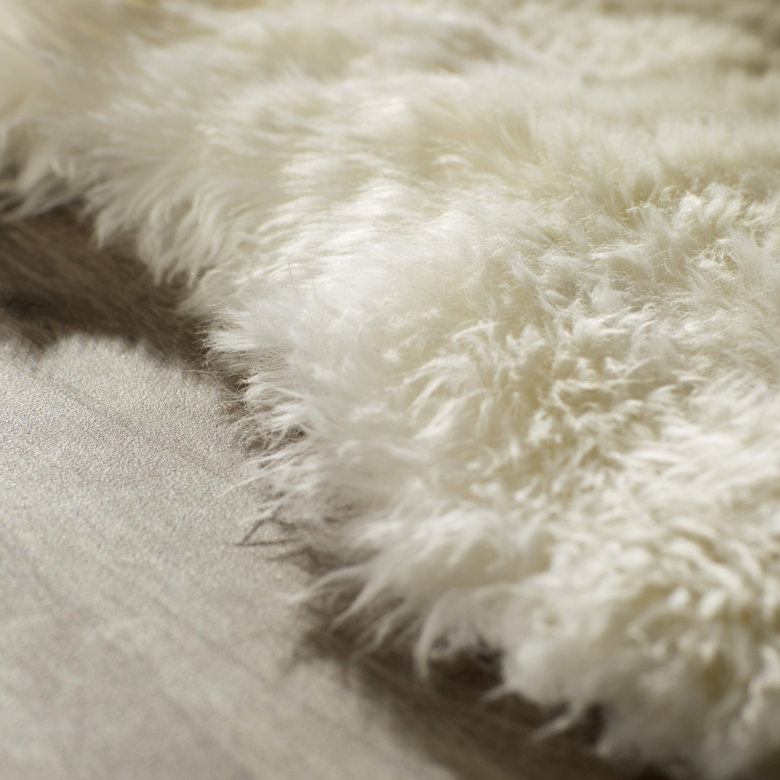 Mera White Handmade Sheepskin Rug, Rectangle 6' x 9'