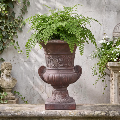 Pot de fleurs Giordano Classic MGO de 52,4 cm de hauteur, avec coupe cannelée, poignées en volute et socle, idéal pour le jardin et la terrasse.