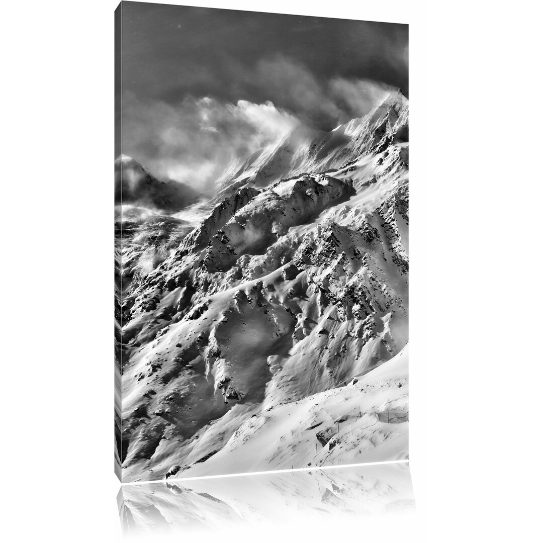 Leinwandbild Schneebedeckte Berggipfel in Monochrom