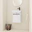 Meuble-lavabo moderne 16 po avec lavabo en céramique. Pour les petites salles de bain. Porte à fermeture en douceur. Blanc. Espace de rangement généreux avec lavabo et salle de bain de 16 po. Aspect. Abondante