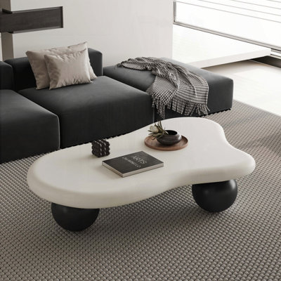 Table basse en forme de nuage avec 3 pieds sphériques - Bois naturel