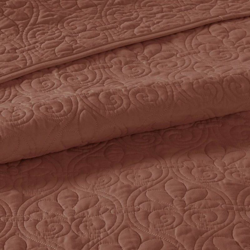 Couvre-lit réversible 3 pièces pour grand lit en argile rouge, surdimensionné avec matelassage, rembourrage en coton prélavé pour une nuit paisible, vient avec deux taies décoratives, grand rouge facile à laver à la machine, matelassage à drapé
