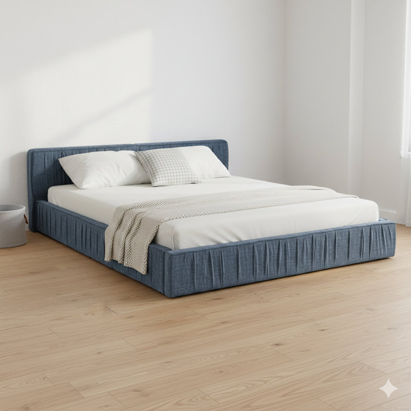 Grand cadre de lit tapissier en chenille avec un motif plissé. Un grand lit plateforme avec une tête de lit et une structure solide. Ne nécessite pas de sommier. Finition bleue. Dimensions: L 88 po x l 67 po x H 23,5 po.