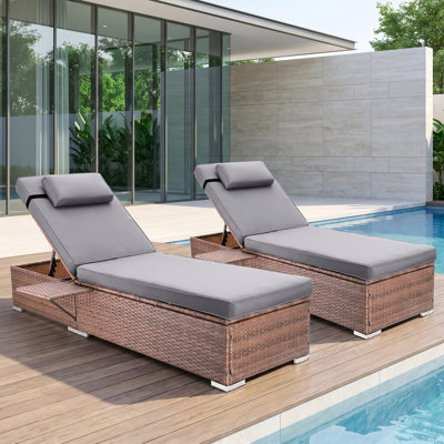 Chaise longue d'extérieur en osier inclinable avec table d'appoint et coussins
