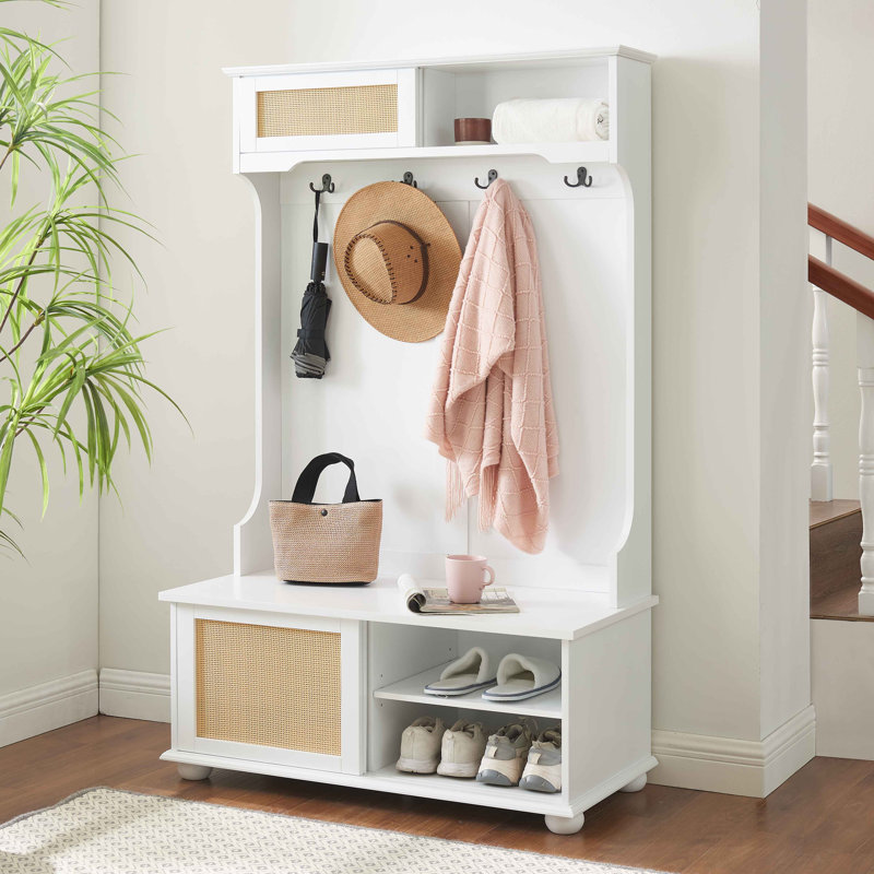 Banc de couloir contemporain en rotin blanc avec rangement pour chaussures et crochets, rangement pour hall d'entrée avec tablettes