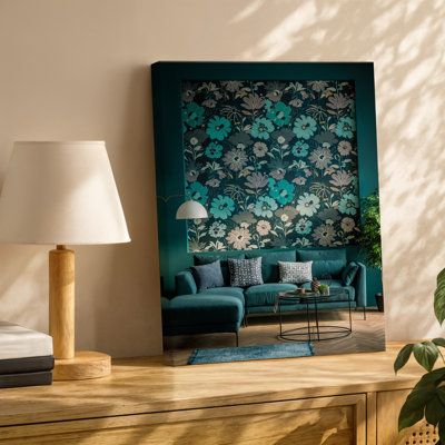 Toile d'un salon moderne avec une palette de couleurs sarcelle foncée, mise en valeur par un grand papier peint floral artistique représentant une toile