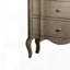 Table de chevet à finition antique avec design de chambre à coucher classique intemporel