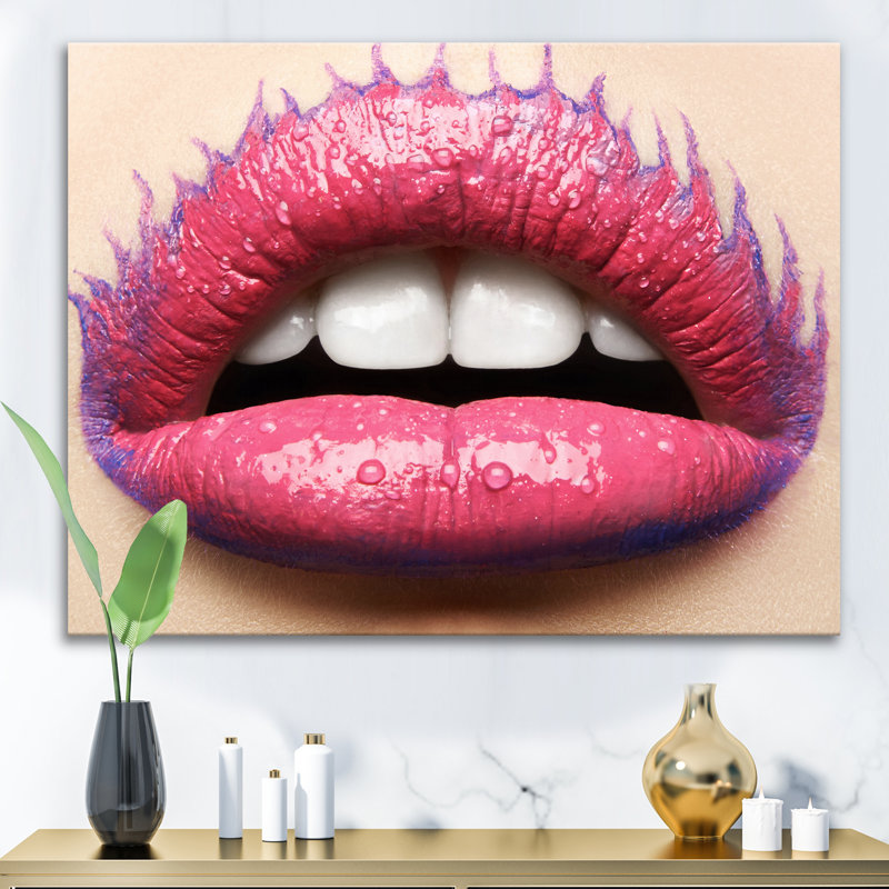 Belles lèvres féminines avec rouge à lèvres rose - photographie sur toile, H 12 po x l 20 po x p 1 po, Toile tendue