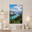 Tableau sur toile représentant une chaîne de montagnes enneigées surplombant un lac turquoise-1029869299