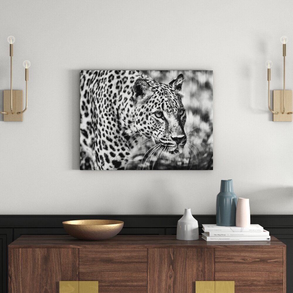 Leinwandbild Schleichender Leopard in Monochrom