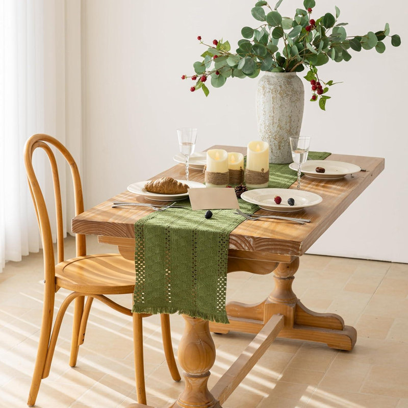 Chemin de table Boho vert sauge pour les décorations pour la maison d'été 12 x 72 pouces petite maison de campagne rustique en macramé tissé en jute et commode à café décorative