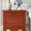 Table de chevet rétro avec tiroir sculpté à motif et rangement pour armoire