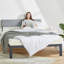 Lit simple avec lit plateforme en métal gris et lattes de bois-1564663897-1575278410
