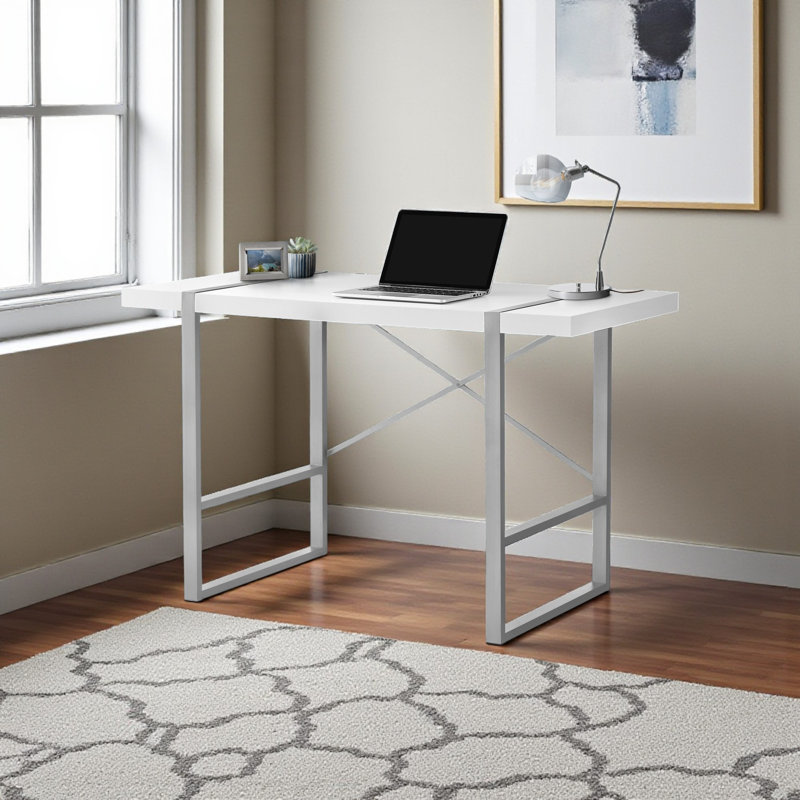 Bureau d'ordinateur Penny blanc avec support en X et pieds en métal argenté, H 29,77 po x l 48,71 po x P 23,52 po