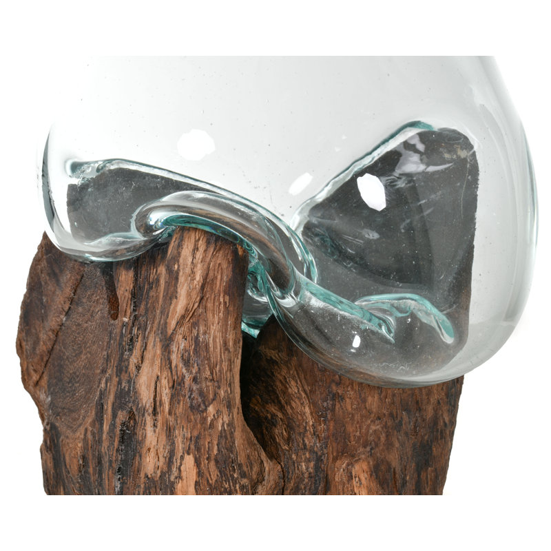 Petit bol en verre sur bois