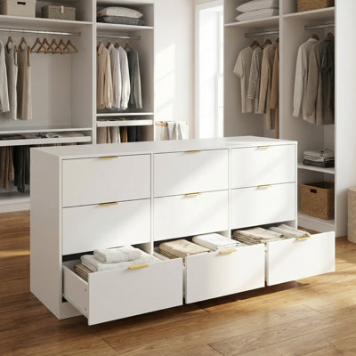 La commode blanche de 63 pouces à neuf tiroirs, comprenant une longue commode à neuf tiroirs, convient aux chambres à coucher, aux salons ou aux couloirs.
