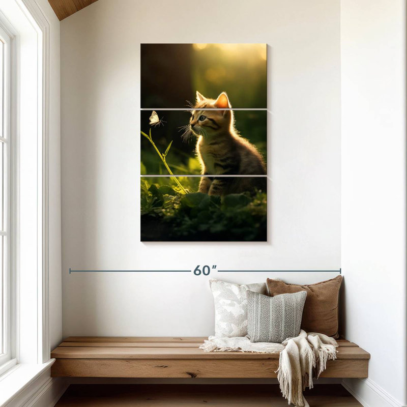 Chaton Brampt regardant un papillon, H 45 po x l 28 po