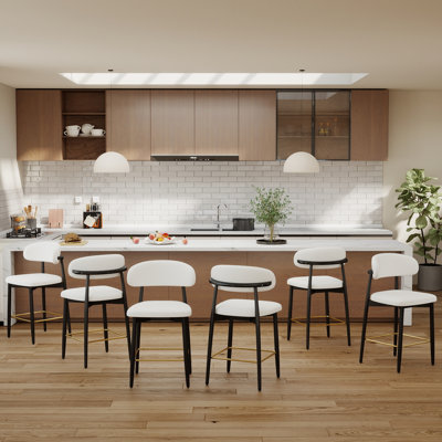 Ensemble de 6 tabourets de bar Hollis en similicuir crème, structure en bois d'hévéa