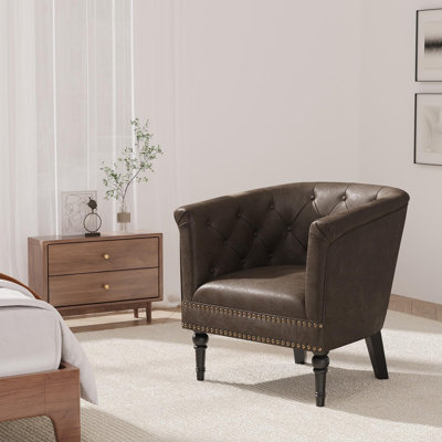 Fauteuil demi-tonneau, similicuir brun foncé, dossier capitonné, garniture cloutée, chambre du salon
