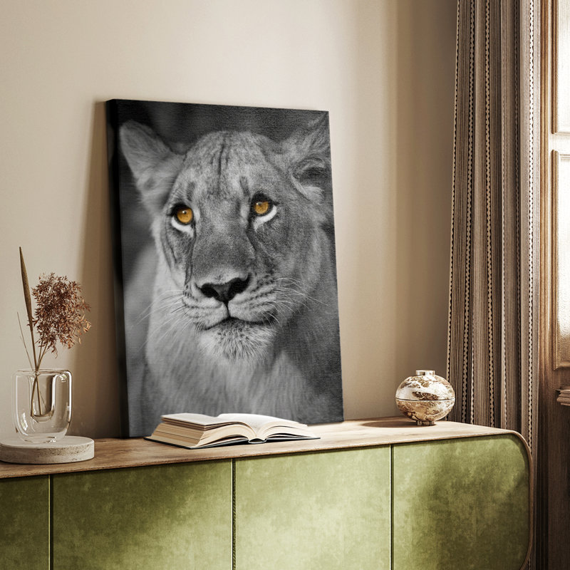 Portrait de lionne - galerie Cavas, H 48 po x l 32 po