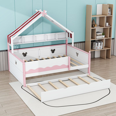 Lit en bois en forme de maison avec étagères et lit gigogne simple